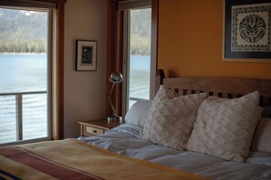 3 bedrooms, desk, free WiFi, bed sheets - Serene retreat, just 15 minutes away from Downtown Petersburg!  (Petersburg)