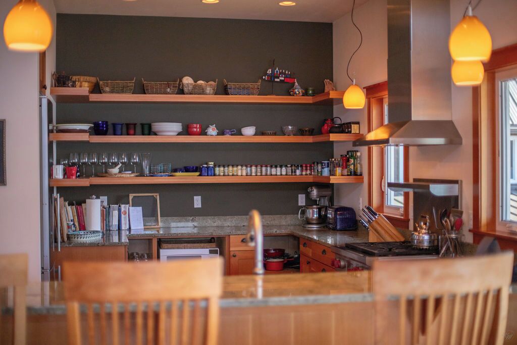 Kjøleskap, ovn, kokeplater og oppvaskmaskin