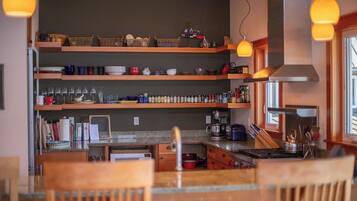 Kjøleskap, ovn, kokeplater og oppvaskmaskin