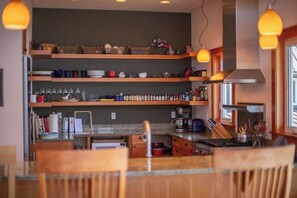 Kjøleskap, ovn, kokeplater og oppvaskmaskin