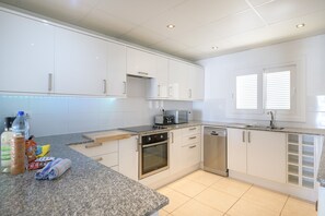 Kühlschrank, Mikrowelle, Ofen, Geschirrspüler