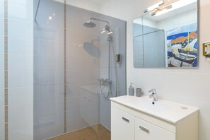 Douche, serviettes fournies