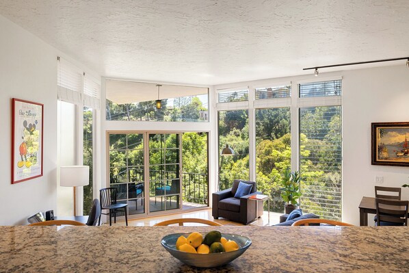 Smart TV - Hollywood Hills  2BR/2BA w/ Scenic Views + W&D (Los Angeles)