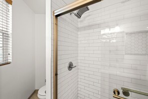 Dusche, Haartrockner, Handtücher, Seife