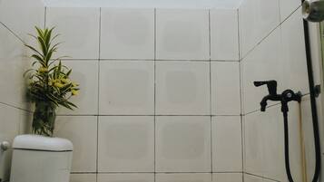 Villa Familiale | Salle de bain | Douche, douche à « effet pluie », serviettes fournies