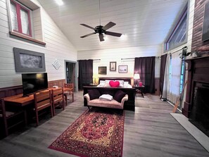 1 slaapkamer, een strijkplank/strijkijzer, wifi, beddengoed