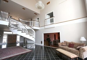 Televisión, libros, oficina