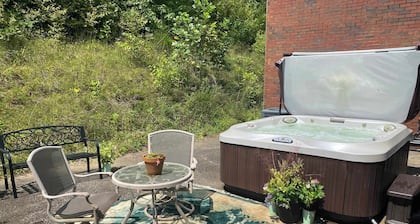 Lakeside Lodge in Tennessee nature with sauna and hot tub available