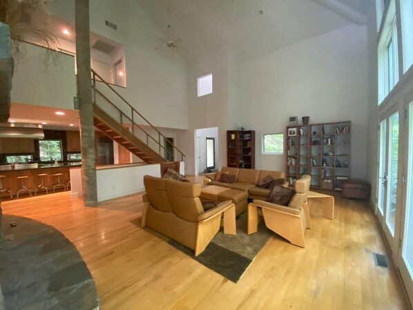 Téléviseur, livres, bureau