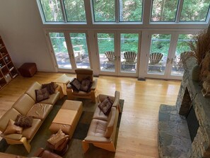 TV, books, offices - Fork Inn's Parrot House in the Woods PH (Franklin)