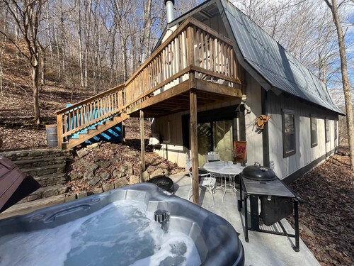 Treehouse in Woods outdoor hot tub pool optional