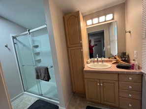 Shower, hair dryer - Treehouse in Woods outdoor hot tub pool optional (Franklin)