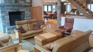 Téléviseur, foyer, livres, bureau