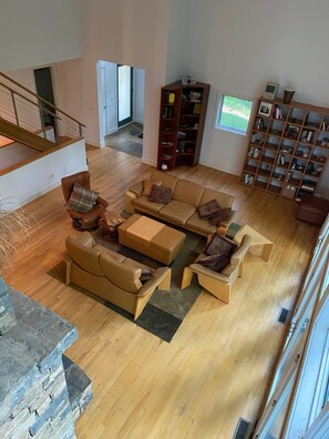 Téléviseur, foyer, livres, bureau