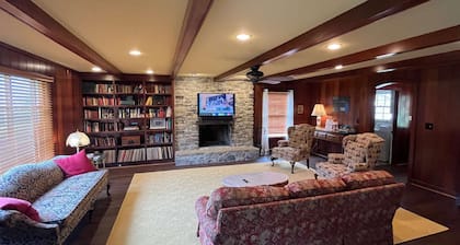 Southern Hospitality Ranch house w/ hot tub option 2BR