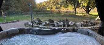 Southern Hospitality Ranch house w/ hot tub option 2BR