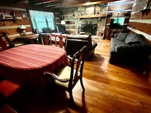 TV, books - Terrapin Station- 4 Bedroom, Log Cabin, hottub TS (Franklin)