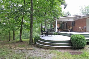 Outdoor dining - Blackberry Artist Studios 3BR/2Bath/w bunkroom rm BB (Franklin)