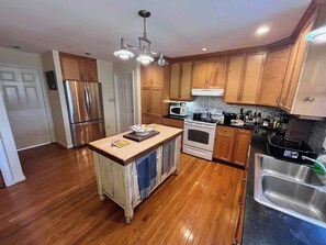 Fridge, microwave, oven, stovetop - Blackberry Artist Studios 3BR/2Bath/w bunkroom rm BB (Franklin)