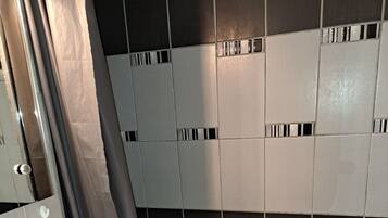 Een haardroger, zeep, shampoo, toiletpapier