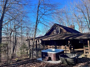 Outdoor spa tub - Laketrail Lodge, 2 hot tubs (Franklin)