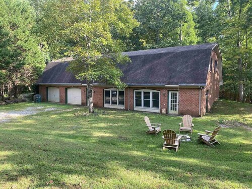 Blackberry Huge 2 BR apt, living & dining rms BB23