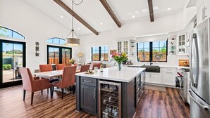 A spacious kitchen with a large island, wooden flooring, and a view of the outdoors. - Luxe Healdsburg 3BR Home + Comp Ridge Wine Tasting (Healdsburg)