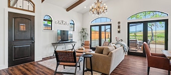 Upscale 3-BD Healdsburg Retreat–Vineyards, Hot Tub