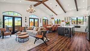 A spacious living room with a large sofa, a dining area, and a kitchen with a central island. - Luxe Healdsburg 3BR Home + Comp Ridge Wine Tasting (Healdsburg)