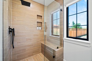 Hair dryer, towels - Luxe Healdsburg 3BR Home + Comp Ridge Wine Tasting (Healdsburg)
