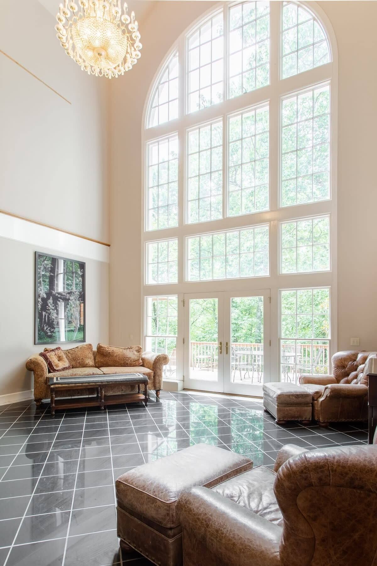 Télévision, livres, espaces bureaux