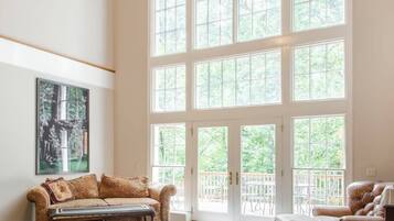 电视、书、办公室