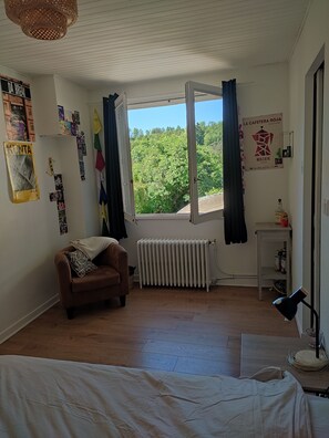 4 habitaciones, tabla de planchar con plancha, wifi y ropa de cama