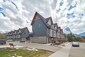 Exterior - 3 Bdrm Retreat By Banff- Heated Pool & Hot tub (Canmore)