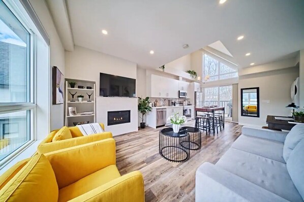 Fireplace - 3 Bdrm Retreat By Banff- Heated Pool & Hot tub (Canmore)