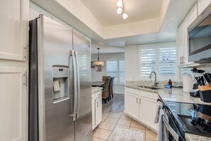 Fridge, microwave, oven, stovetop - Beautiful Tucson Catalina Foothills Ventana 3 Bedroom Condo on Golf Course (Tucson)