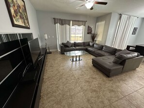 TV, videogames, DVD player, mesa de pingue-pongue