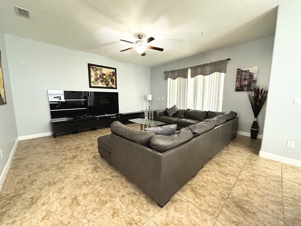 TV, videogames, DVD player, mesa de pingue-pongue