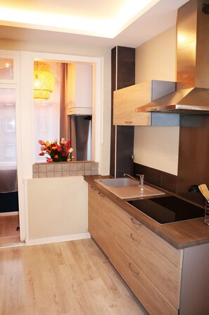 Kjøleskap, mikrobølgeovn, ovn og kokeplater