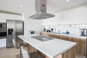 Geladeira, micro-ondas, fogão, cooktop