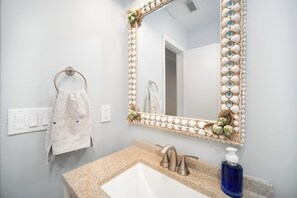 Haartrockner, Handtücher, Seife, Toilettenpapier