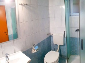 Douche, sèche-cheveux, serviettes fournies