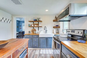Geladeira, micro-ondas, cooktop, cafeteira/chaleira