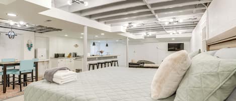 5 habitaciones, tabla de planchar con plancha, wifi y ropa de cama