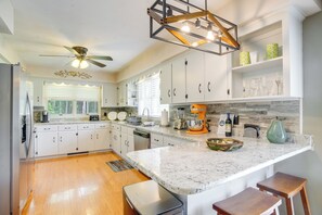 Fridge, microwave, oven, stovetop - Riverfront Shenandoah Getaway w/ Kayaks & Tubes! (Shenandoah)
