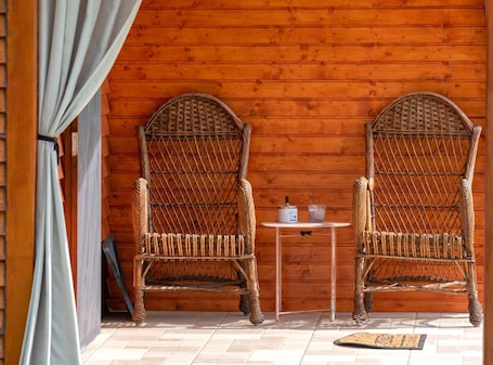 Terrace/patio. Robinzonski Kamp Hofman - Private Bungalow