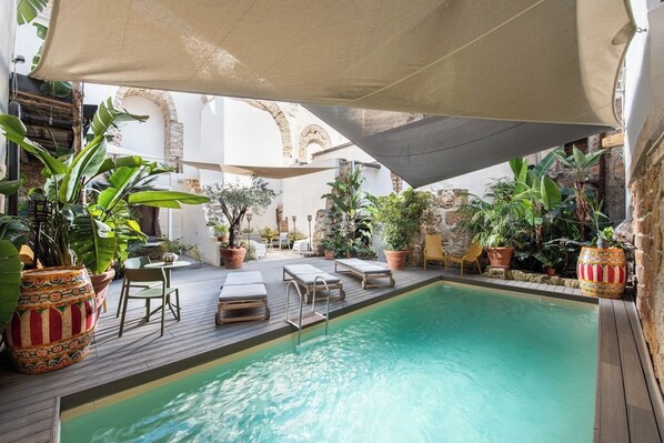 Outdoor pool, a heated pool