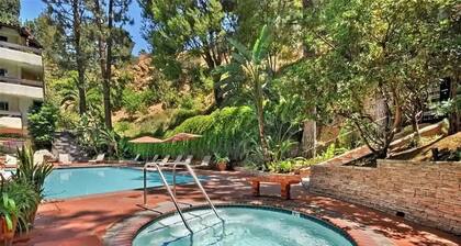 The Landing - Hollywood Hills Apt
3 min from Universal Studios and Walk of Fame