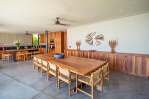 Casa superluxo, vista para o oceano | Opções para refeição no quarto