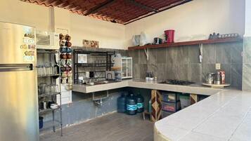 Refrigerador em uma área comum, micro-ondas em uma área comum